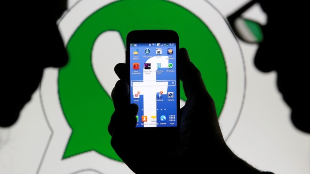Ilustrasi Facebook dan Whatsapp Foto: Reuters/Dado Ruvic