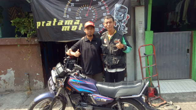 Hermanto bersama motornya yang baru disulap (Foto: Akbar Ramadhan/kumparan)