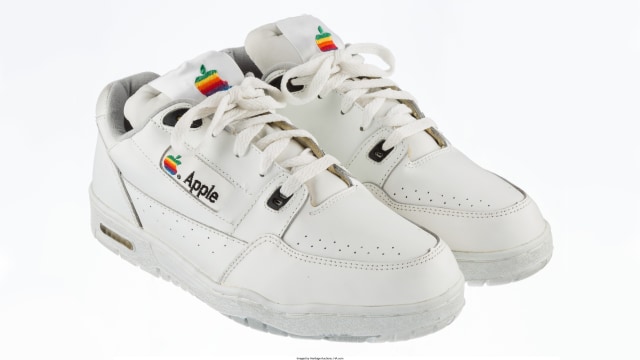 Sepatu Apple yang dilelang Heritage Auctions. (Foto: Heritage Auctions)