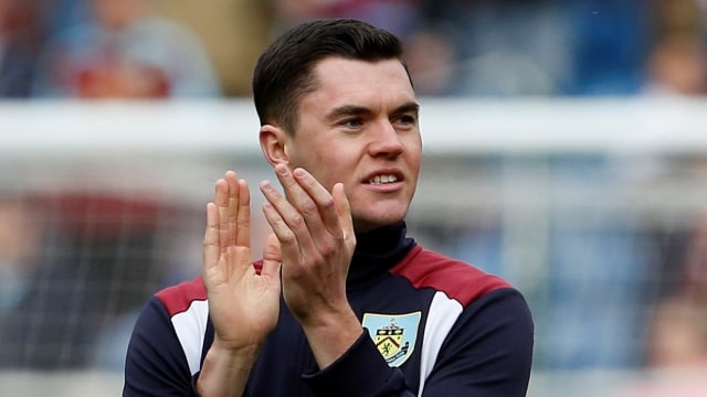 Michael Keane moncer di Burnley. (Foto: Reuters/Craig Brough)