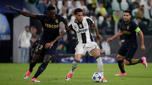 Mendy (kiri) di semifinal Liga Champions. (Foto: Reuters/Max Rossi)