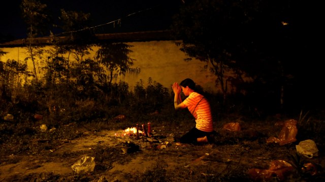 Seorang ibu berdoa agar anaknya lolos gaokao (Foto: EUTERS/Jason Lee )