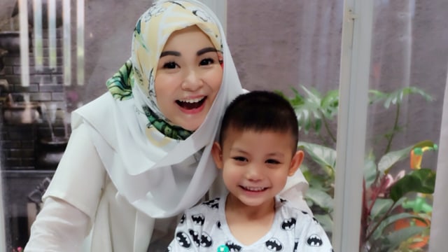 Soraya Larasati dan anak pertamanya (Foto: Instagram/@sorayalarasat1)