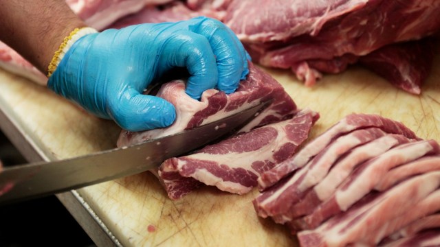 Ilustrasi daging babi Foto: REUTERS/Hyungwon Kang