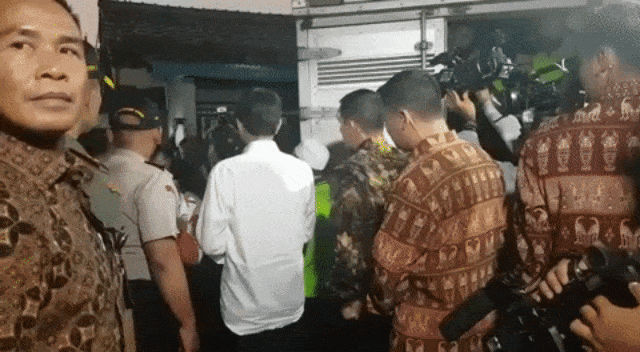Jokowi bagi-bagi sembako (Foto: Yudhistira Amran/kumparan)