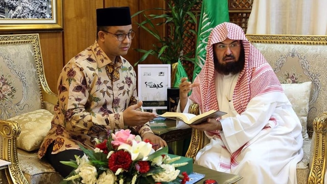 Anies Baswedan saat menjalankan umrah. (Foto: Dok. Tim media Anies-Sandi)