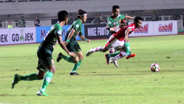 Aksi di laga PS TNI vs Persija. (Foto: ANTARA/Yulius Satria)