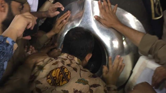 Anies Baswedan mencium Hajar Aswad (Foto: Dok. Ustad Buchory Muslim)