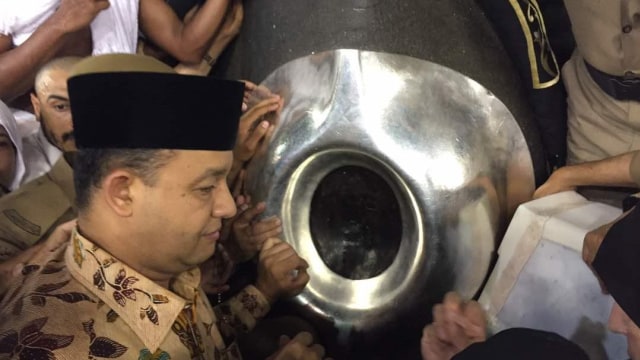 Anies Baswedan mencium Hajar Aswad (Foto: Dok. Ustad Buchory Muslim)