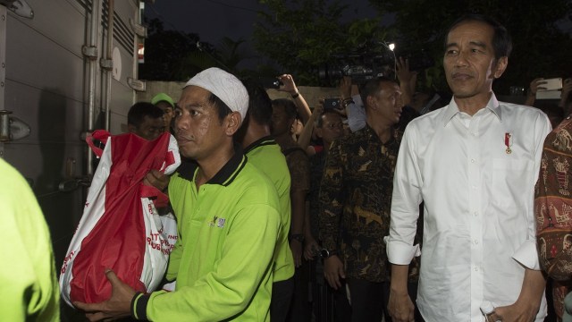 Jokowi bagi sembako  (Foto: Rosa Panggabean/Antara)