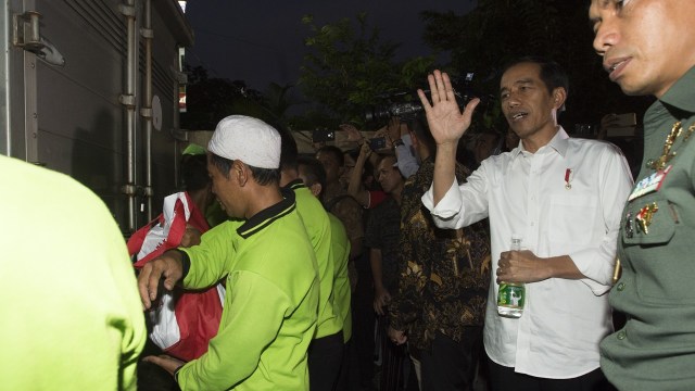 Jokowi bagi sembako (Foto: Rosa Panggabean/Antara)