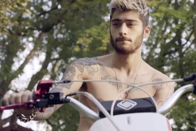 Zayn Malik dengan tubuh bertato (Foto: YouTube)