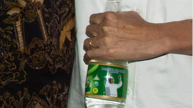 Air minum Azzikra di genggaman Jokowi (Foto: Rosa Panggabean/ANTARA)