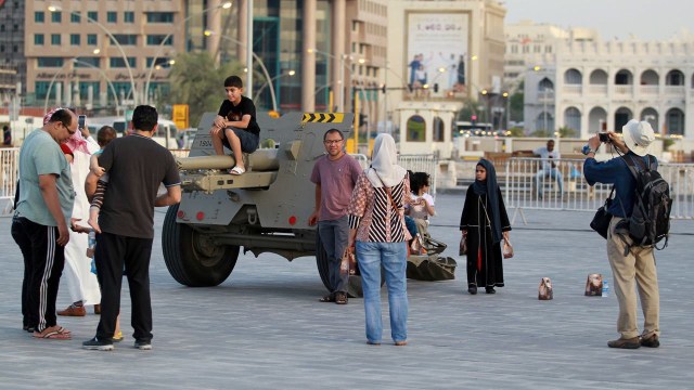 Warga Qatar sedang menikmati senja (Foto: REUTERS/Naseem Zeitoon)