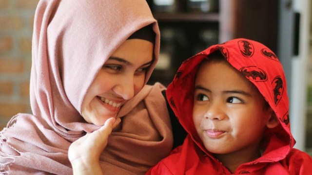 Zee Zee Shahab dan anaknya, Khaleev (Foto: Instagram @zeezeeshahab)