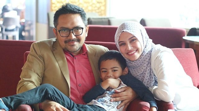 Zee Zee Shahab dengan suami dan anaknya (Foto: Instagram @zeezeeshahab)