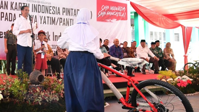 Jokowi Bagikan KIP (Foto: Laily Rachev - Biro Pers Setpres)