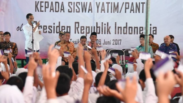 Jokowi Bagikan KIP (Foto: Laily Rachev - Biro Pers Setpres)