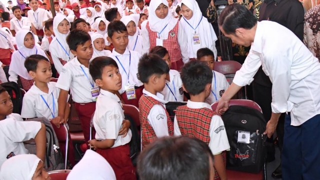 Jokowi Bagikan KIP (Foto: Laily Rachev - Biro Pers Setpres)