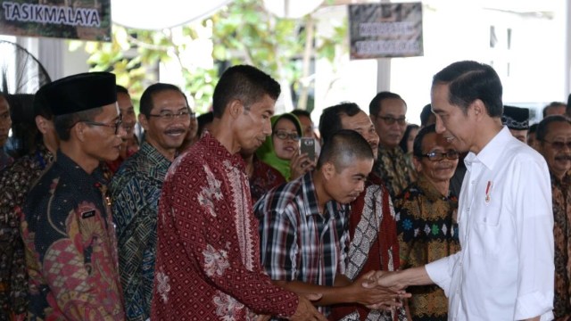 Jokowi membagikan sertifikat tanah (Foto: Dok. Biro Sespres)