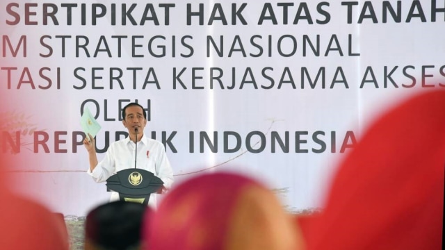 Jokowi membagikan sertifikat tanah (Foto: Dok. Biro Sespres)