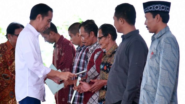 Jokowi membagikan sertifikat tanah (Foto: Dok. Biro Sespres)