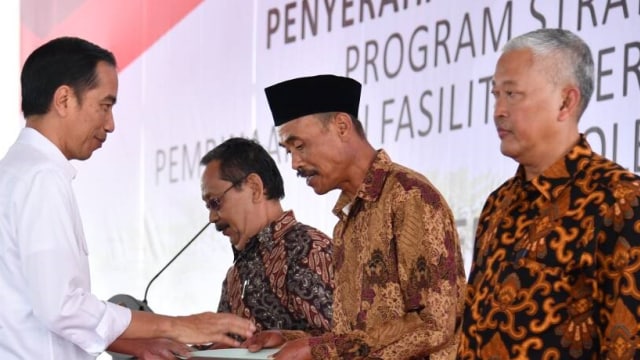 Jokowi membagikan sertifikat tanah (Foto: Dok. Biro Sespres)