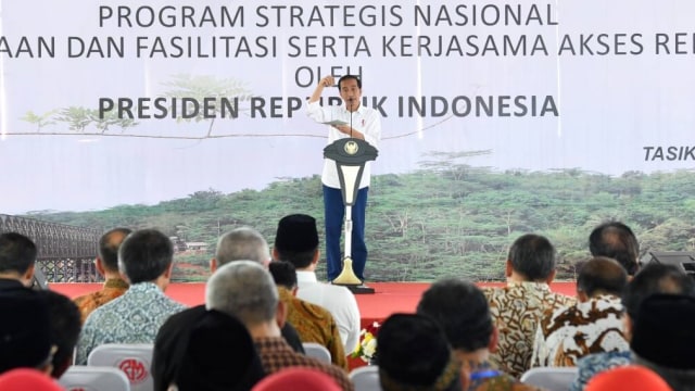 Jokowi membagikan sertifikat tanah (Foto: Dok. Biro Sespres)