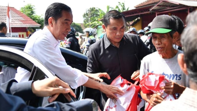 Jokowi membagikan sertifikat tanah (Foto: Dok. Biro Sespres)