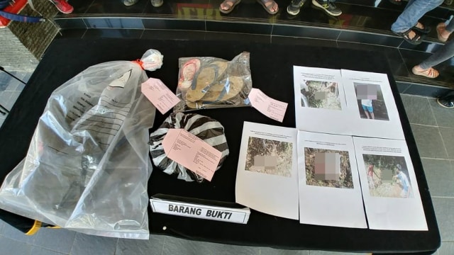 Barang bukti pembunuhan anak oleh pamannya (Foto: Dok. Polres Bogor)