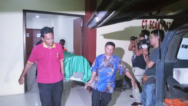 Jenazah dipindahkan dari RS Polri ke rumah duka. (Foto: Aria Pradana/kumparan)