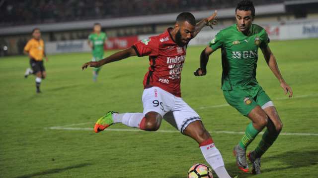 Comvalius (kiri) berduel dengan Dutra. (Foto: ANTARA/Nyoman Budhiana)