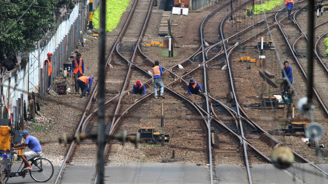 Rel kereta api di Jatinegara (Foto: ANTARA FOTO/Reno Esnir)