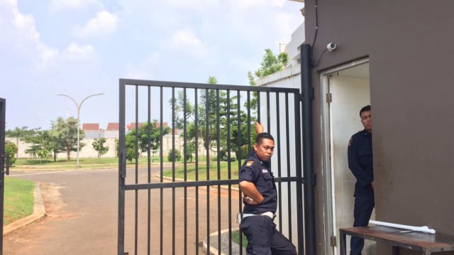Komplek rumah Jupe dijaga oleh satpam (Foto: Kelik Wahyu/kumparan)