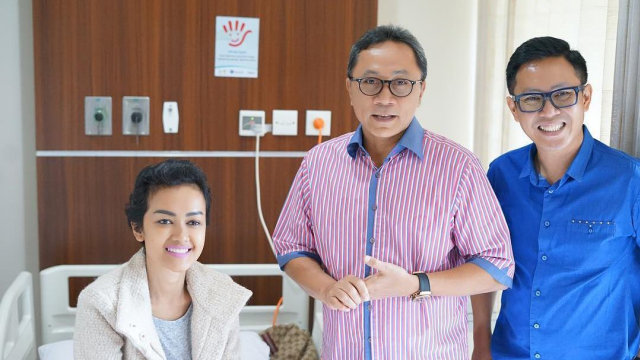 Zulkifli Hasan menengok Jupe saat masih dirawat (Foto: Instagram/@zul.hasan)