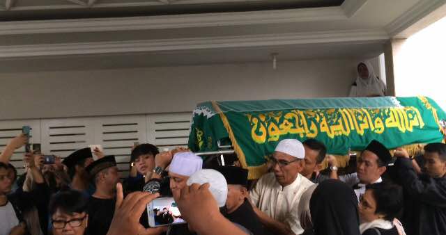Jenazah Jupe diantarkan ke dalam masjid (Foto: Kelik Wahyu/kumparan)