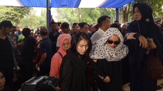 Zaskia Gotik dan Ayu Ting Ting di pemakaman Jupe (Foto: Kelik Wahyu/kumparan)