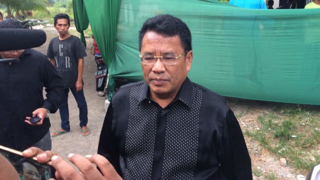 Hotman Paris Hutapea di pemakaman Jupe (Foto: Kelik Wahyu/kumparan)