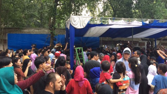 Banyak warga melayat dan mendoakan Jupe (Foto: Banyak warga melayat dan mendoakan Jupe)