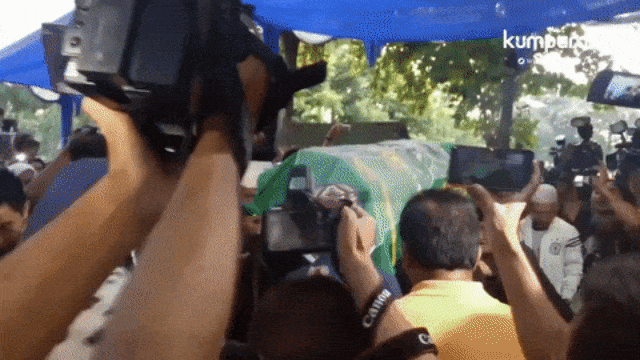 Jenazah Jupe ketika menuju liang lahat (Foto: DN. Mustika Sari/kumparan)