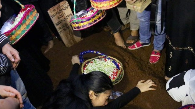 Prosesi pemakaman Jupe. (Foto: Fanny Kusumawardhani/kumparan)