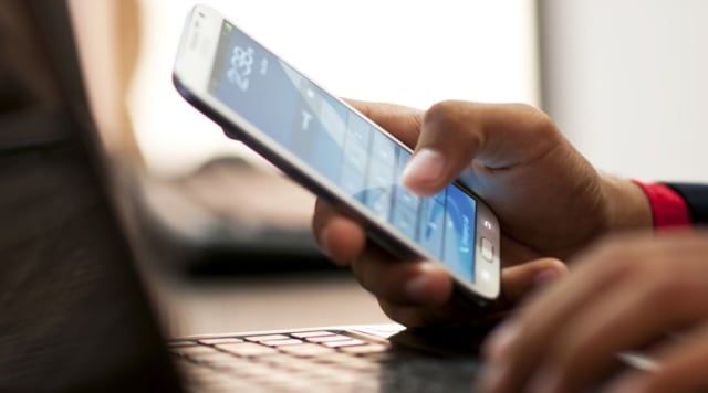 IIustrasi bermain smaratphone. (Foto: Thinkstock)