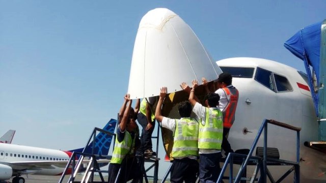 Moncong pesawat Lion Air menabrak burung. (Foto: Dok. Istimewa)
