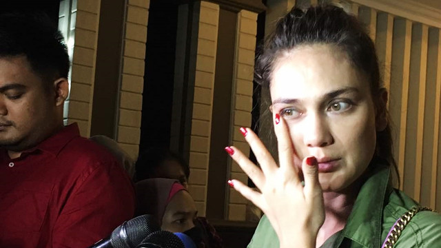 Luna Maya mendatangi rumah duka Jupe. (Foto: D.N. Mustika/kumparan)