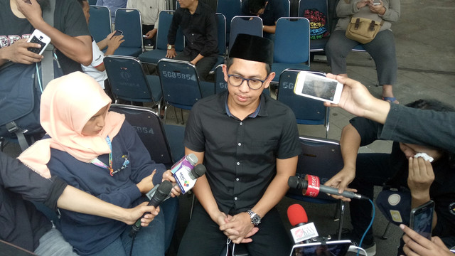 Markoneng saat di rumah duka suami Ririn Ekawati (Foto: Yurika Kencana/kumparan)