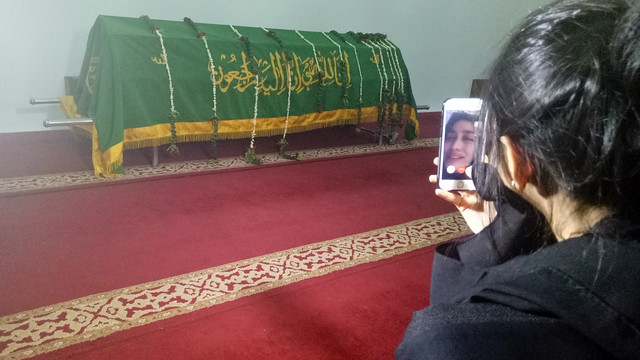 Ririn Ekawati mengantar suami melalui video call (Foto: Yurika Kencana/kumparan)