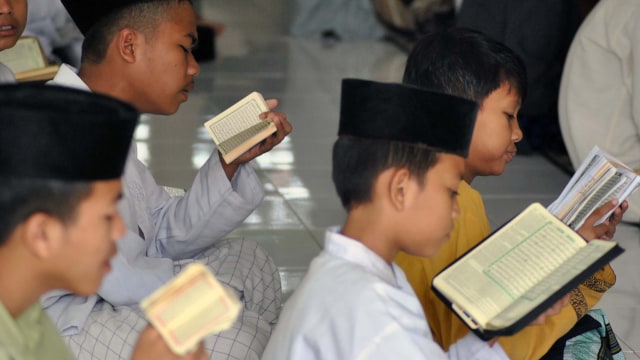 Santri tadarus di pesantren (Foto: Arif Firmansyah/ANTARA)