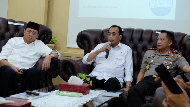 Tito Karnavian dan Budi Karya Sumadi (Foto: Antara/Galih Pradipta)