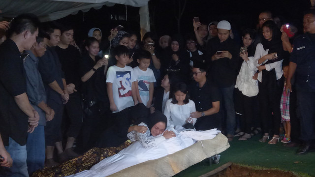 Ririn Ekawati memeluk jenazah suaminya (Foto: Yurika Kencana/kumparan)