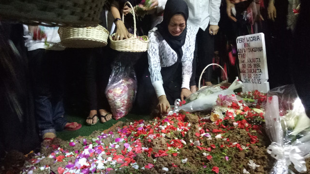 Suasana Proses Pemakaman Suami Ririn Ekawati (Foto: Yurika Kencana/kumparan)